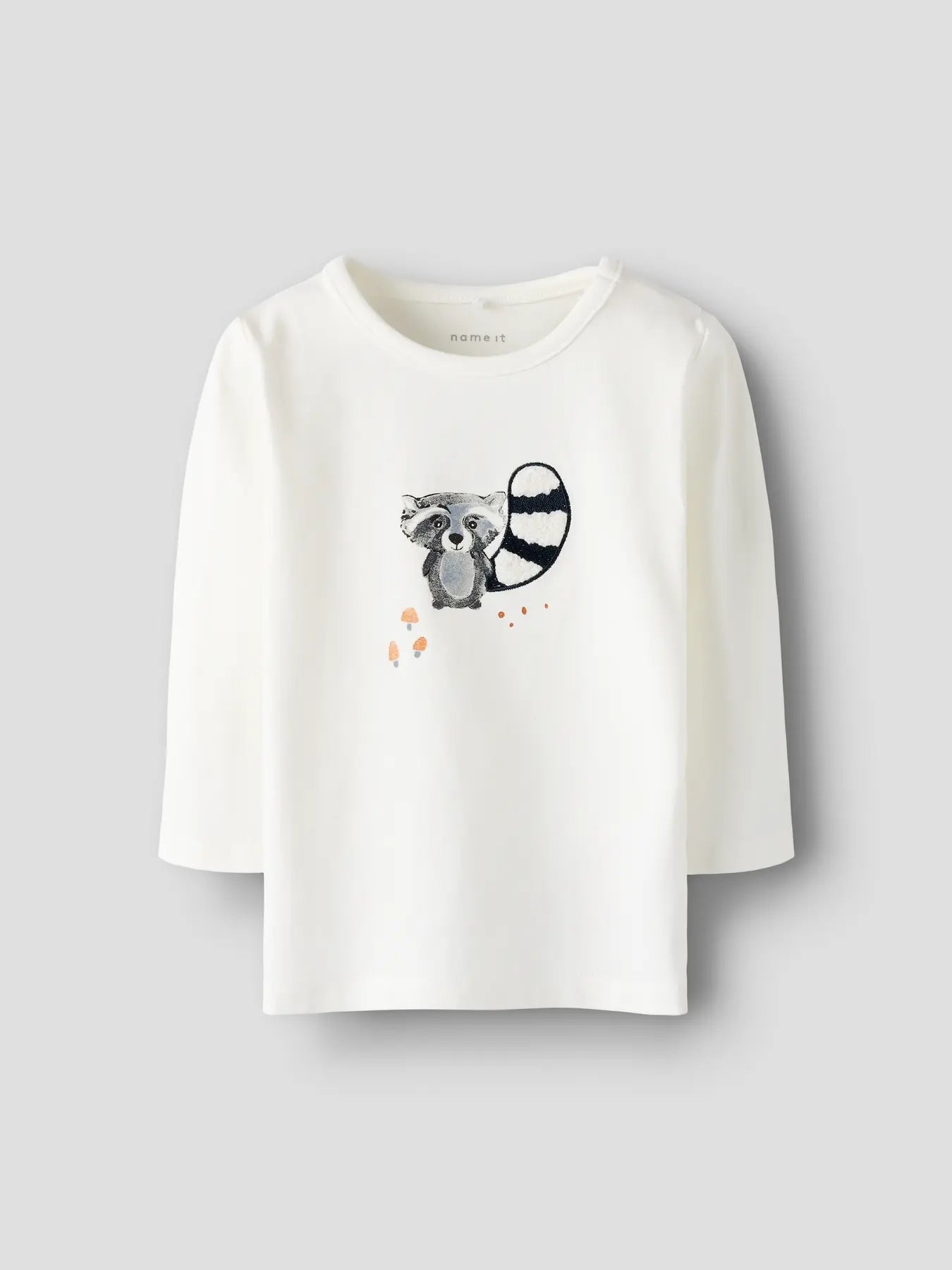 weißes langarmshirt mit waschbärmotiv für babys kinder und kleinkinder aus bio-baumwolle von name it - vorderansicht