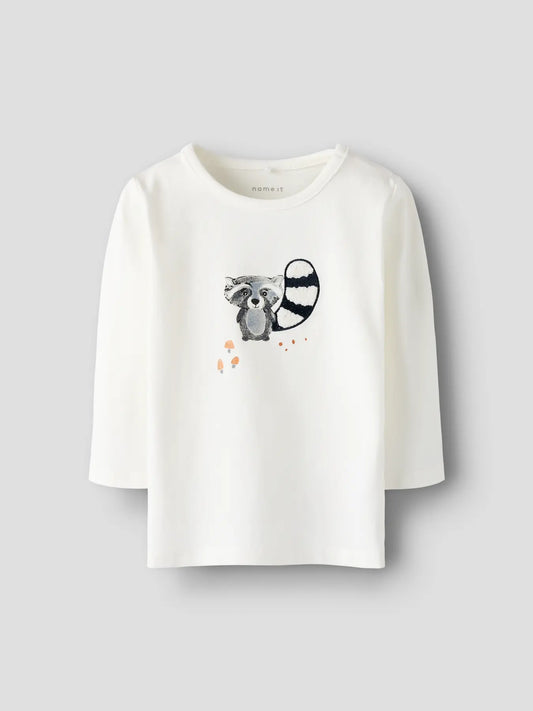 weißes langarmshirt mit waschbärmotiv für babys kinder und kleinkinder aus bio-baumwolle von name it - vorderansicht