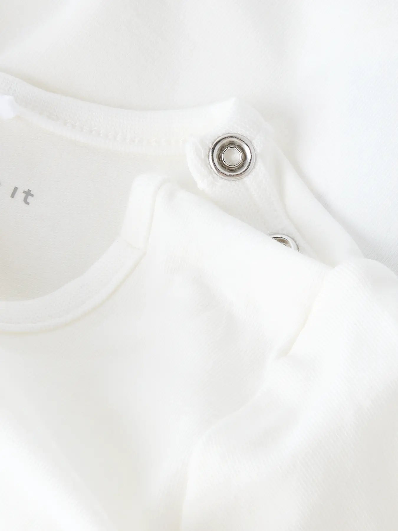 weißes langarmshirt mit waschbärmotiv für babys kinder und kleinkinder aus bio-baumwolle von name it - detailansicht