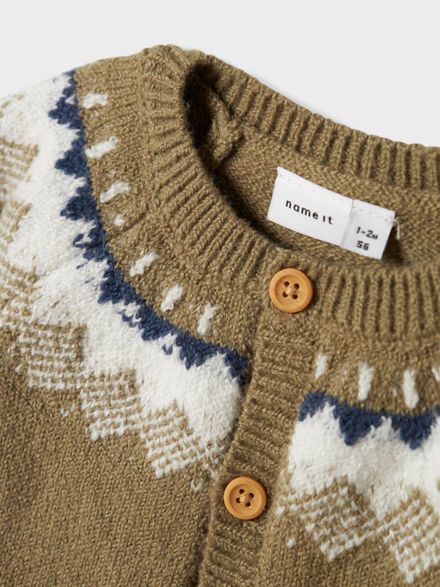Strickweste in braun im Indistyle von Name It für den Herbst und Winter - Detailansicht