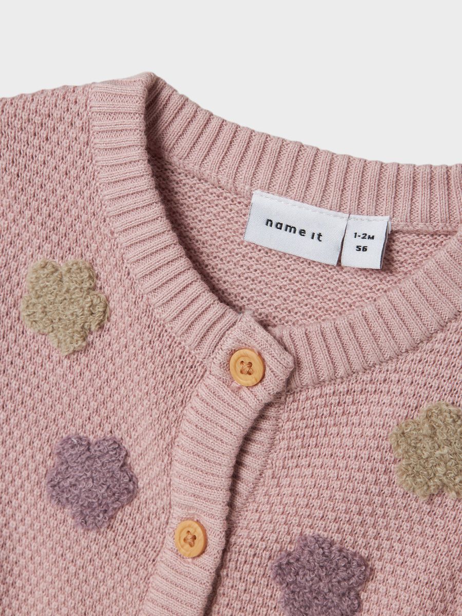 Flauschige Strickweste mit aufgenähten Blumenmotiven und Knöpfen vorn aus bio-baumwolle - Detailansicht