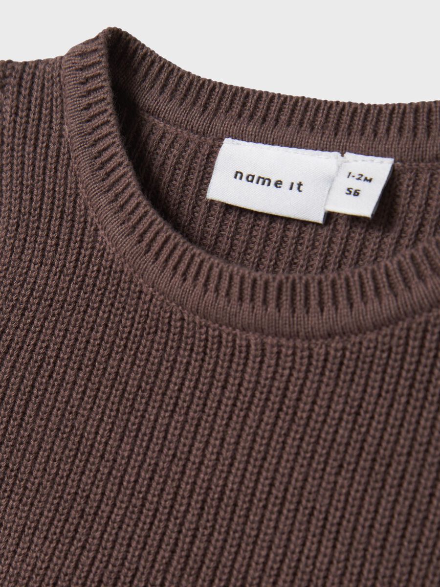 braunes bequemes langarmkleid für babys kinder und kleinkinder von name it und einem knopf an der schulter - detailansicht