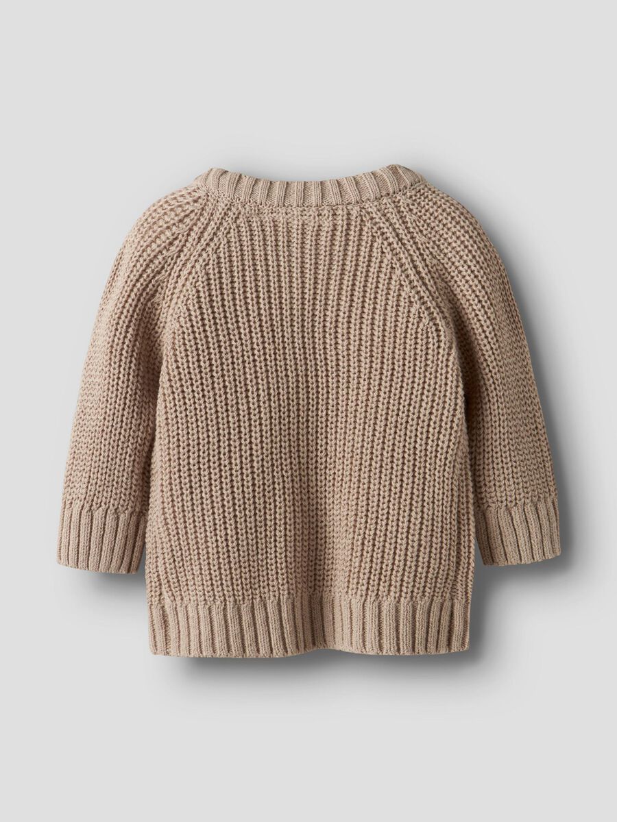 Strickjacke mit zwei kleinen Pilzmotiven in Naturfarben mit Knöpfen an der Brust von Lil' Atelier - Rückansicht