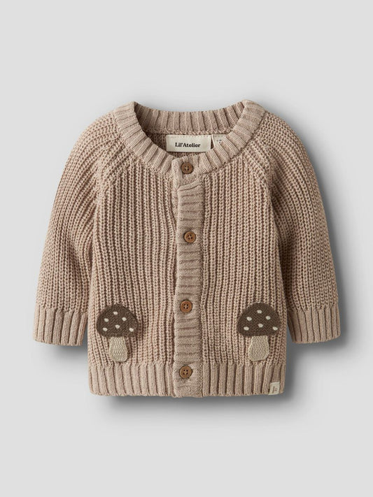 Strickjacke mit zwei kleinen Pilzmotiven in Naturfarben mit Knöpfen an der Brust von Lil' Atelier - Vorderansicht
