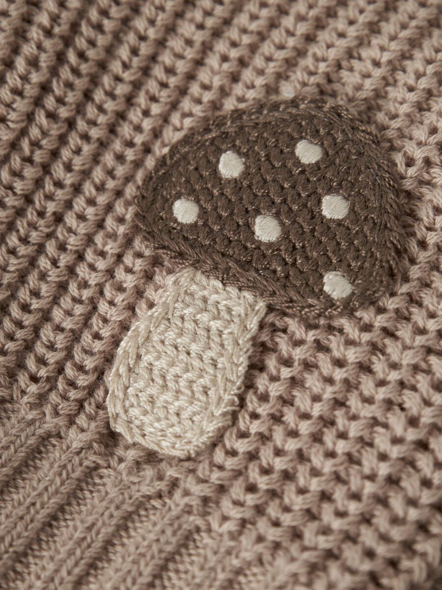 Strickjacke mit zwei kleinen Pilzmotiven in Naturfarben mit Knöpfen an der Brust von Lil' Atelier - Detailansicht