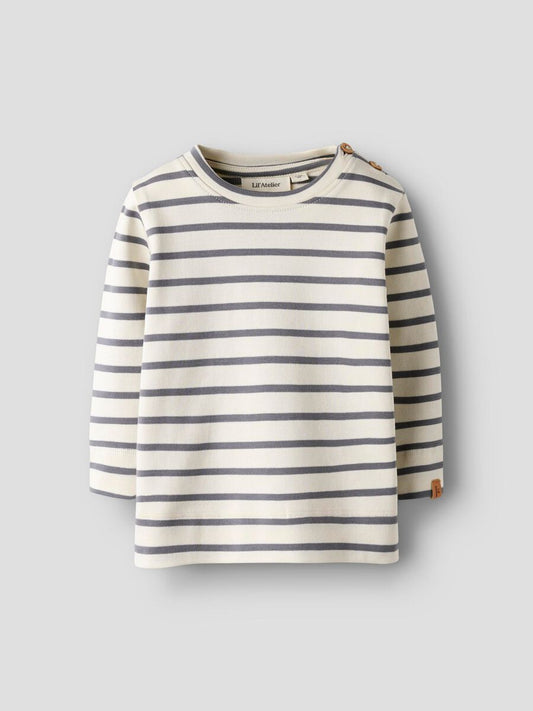 gestreiftes langarmshirt mit braugrauen streifen knöpfen an der schulter aus bio-baumwolle von lil' atelier für kinder und kleinkinder - vorderansicht