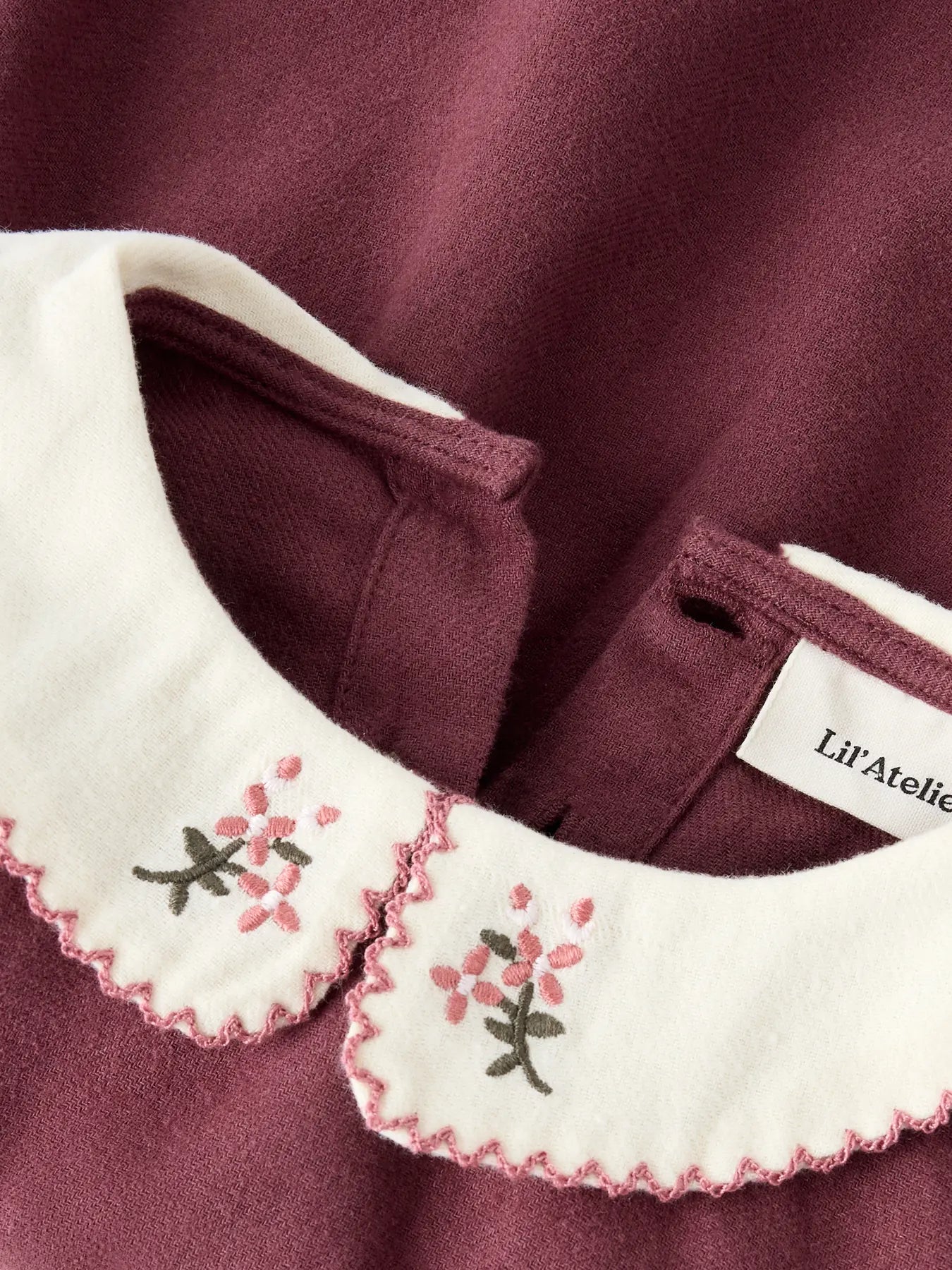 Niedliches Bodykleid von Lil' Atelier in Grape - Detailansicht