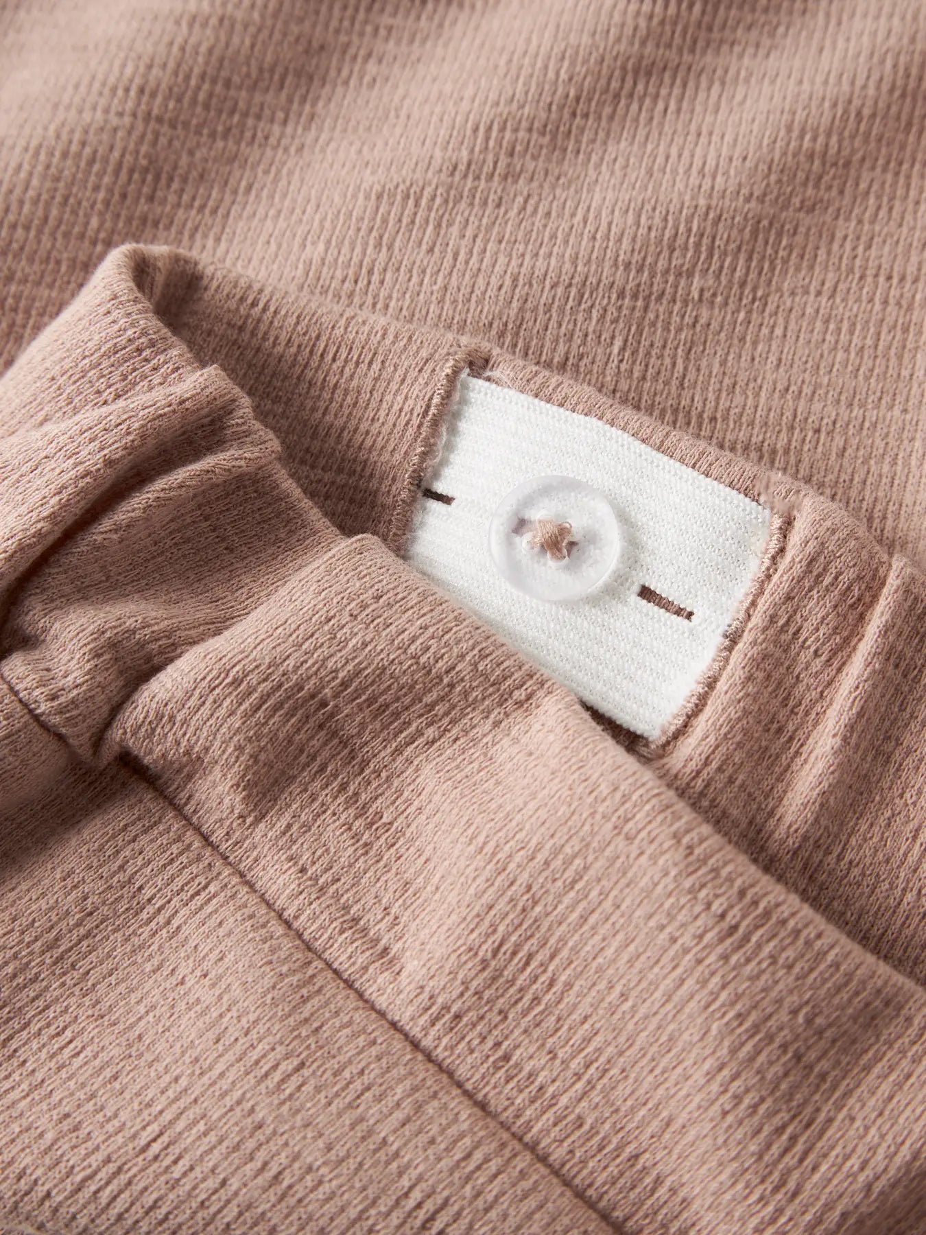 Stoffhose in Rose für das Frühjahr und den Sommer von Lil' Atelier aus Bio-Baumwolle und Recyceltem Polyester mit zwei Hosentaschen - Detailansicht