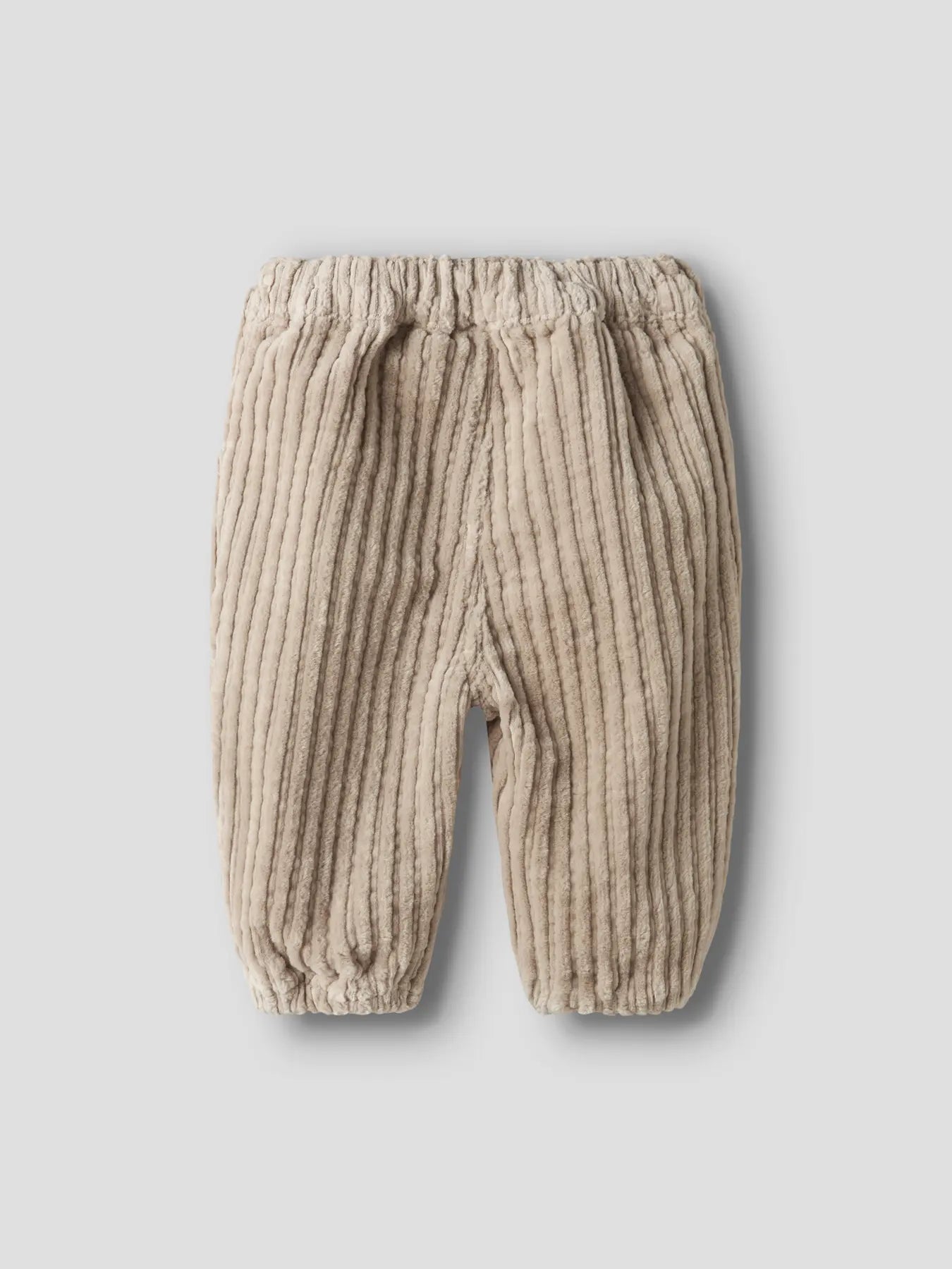 Cordhose in hellbraun für Babys und Kinder mit zwei Hosentaschen und elastischem Gummizug von Lil' Atelier - Rückansicht
