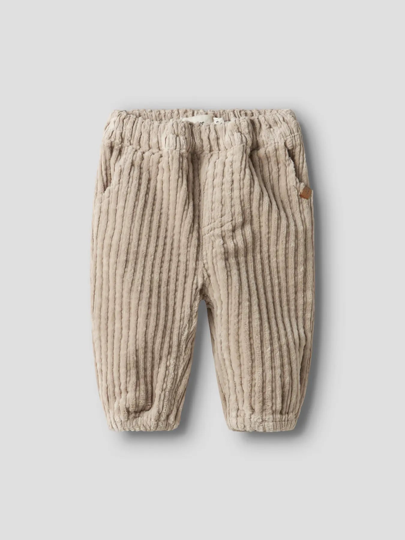 Cordhose in hellbraun für Babys und Kinder mit zwei Hosentaschen und elastischem Gummizug von Lil' Atelier - Vorderansicht