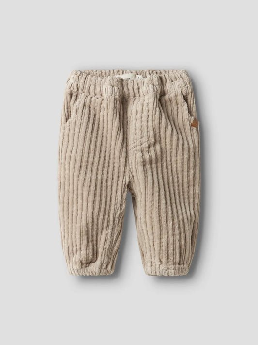 Cordhose in hellbraun für Babys und Kinder mit zwei Hosentaschen und elastischem Gummizug von Lil' Atelier - Vorderansicht