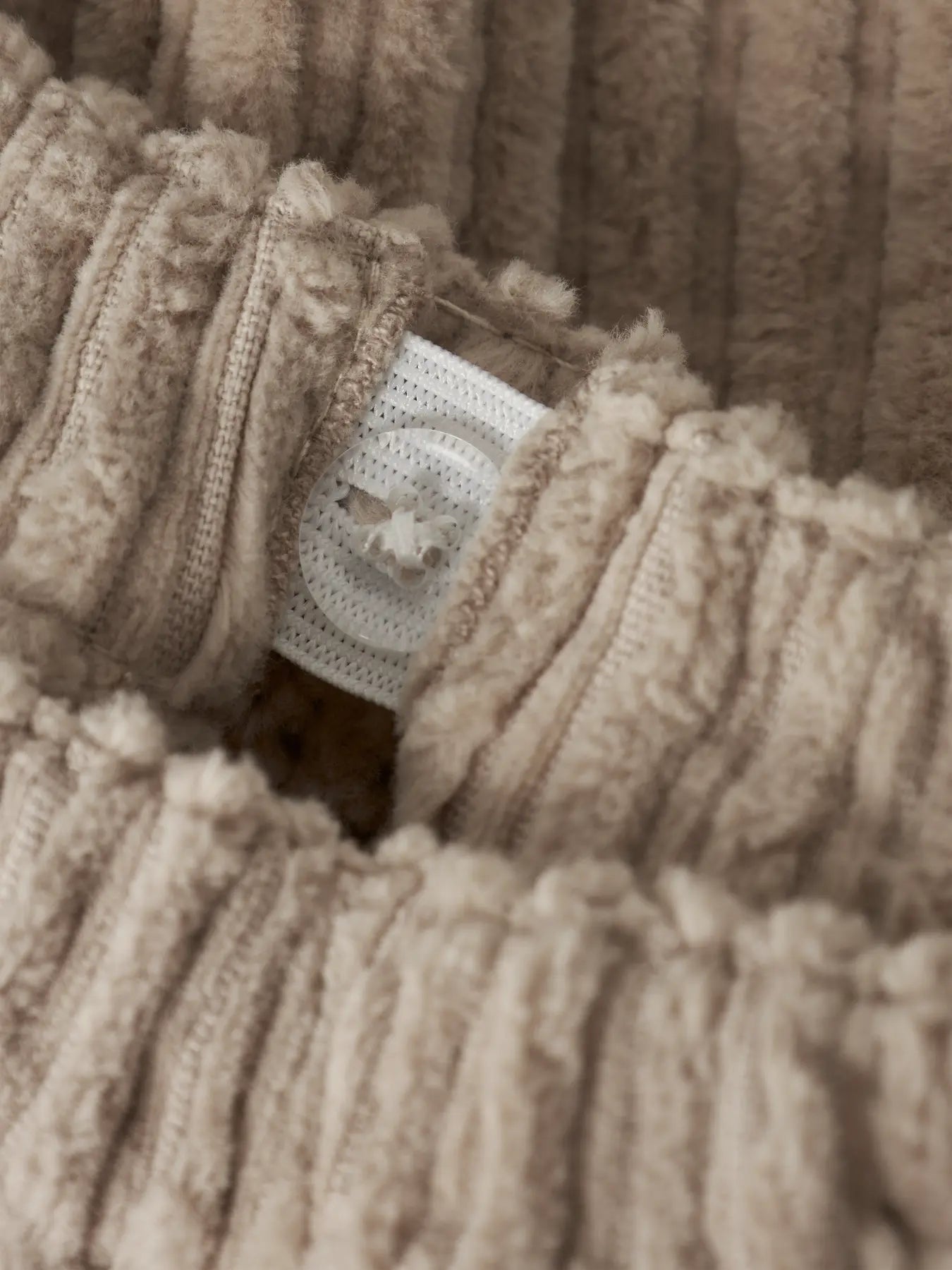 Cordhose in hellbraun für Babys und Kinder mit zwei Hosentaschen und elastischem Gummizug von Lil' Atelier - Detailansicht