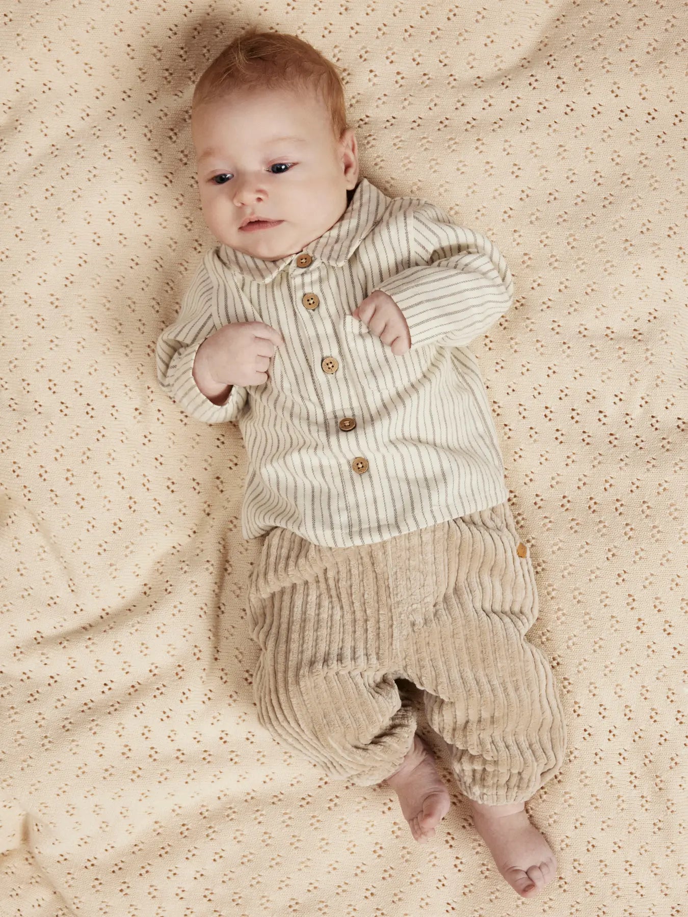 Cordhose in hellbraun für Babys und Kinder mit zwei Hosentaschen und elastischem Gummizug von Lil' Atelier - Modellansicht