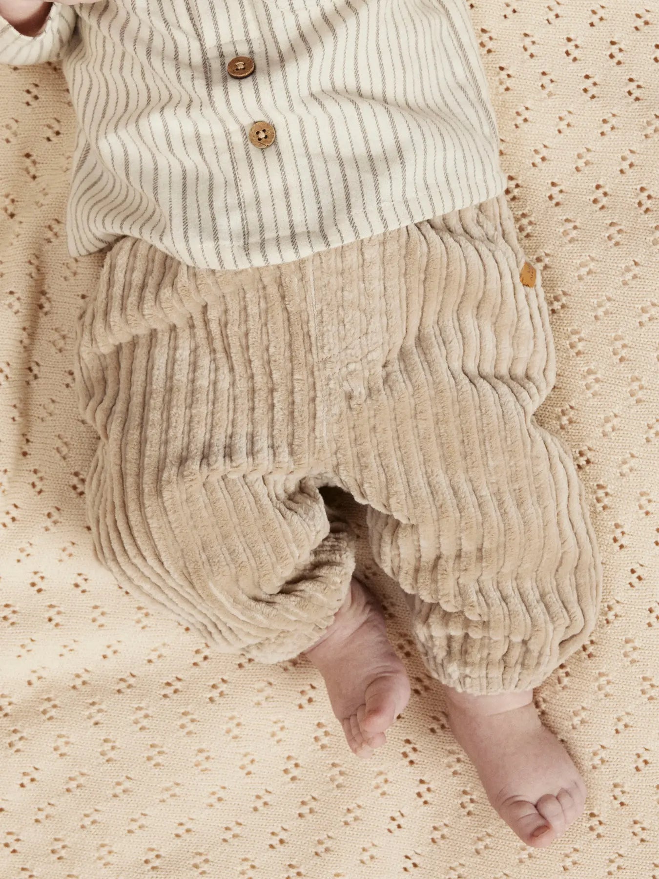 Cordhose in hellbraun für Babys und Kinder mit zwei Hosentaschen und elastischem Gummizug von Lil' Atelier - Detailansicht Modell Baby