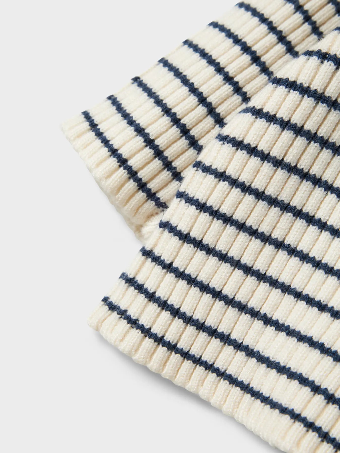 schöner gestreifter strickpullover von name it mit blauen streifen - detailansicht