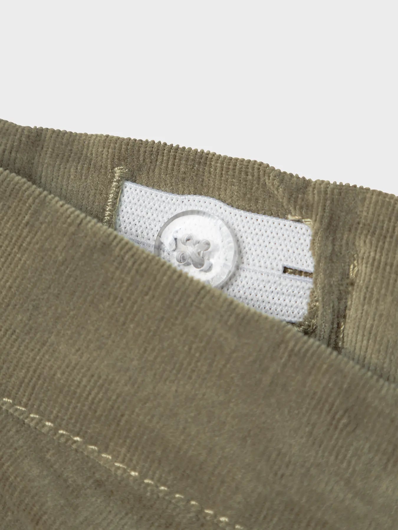 grüne stoffhose für babys mit elastischem hosenbund aus baumwolle - detailansicht elastischer verstellbarer hosenbund
