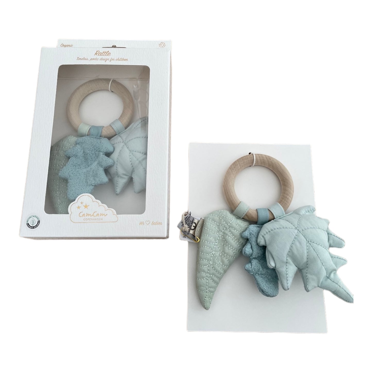 Handgefertigte Baby-Rassel mit drei bestickten Blättern, Holzring und Knitterpapier