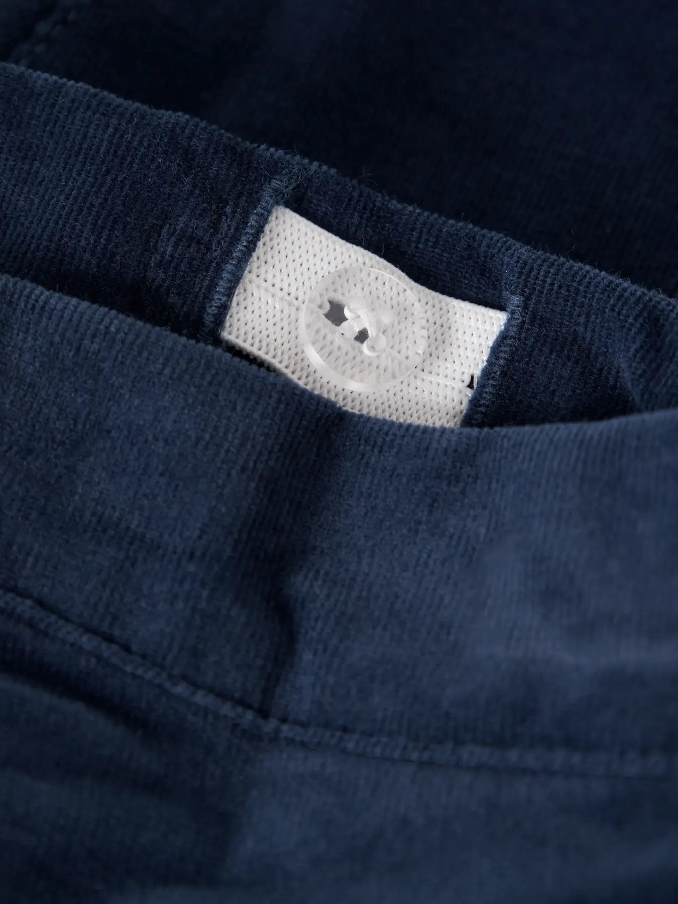 blaue stoffhose mit verstellbarem hosenbund von name it für babys und kleinkinder - detailansicht verstellbarer und elastischer hosenbund