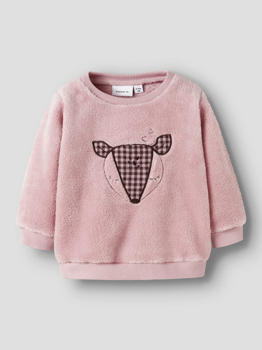 Sweatshirt Reh Name It in Burnished Lilac aus 100% recyceltem Polyester für Babys - Vorderansicht