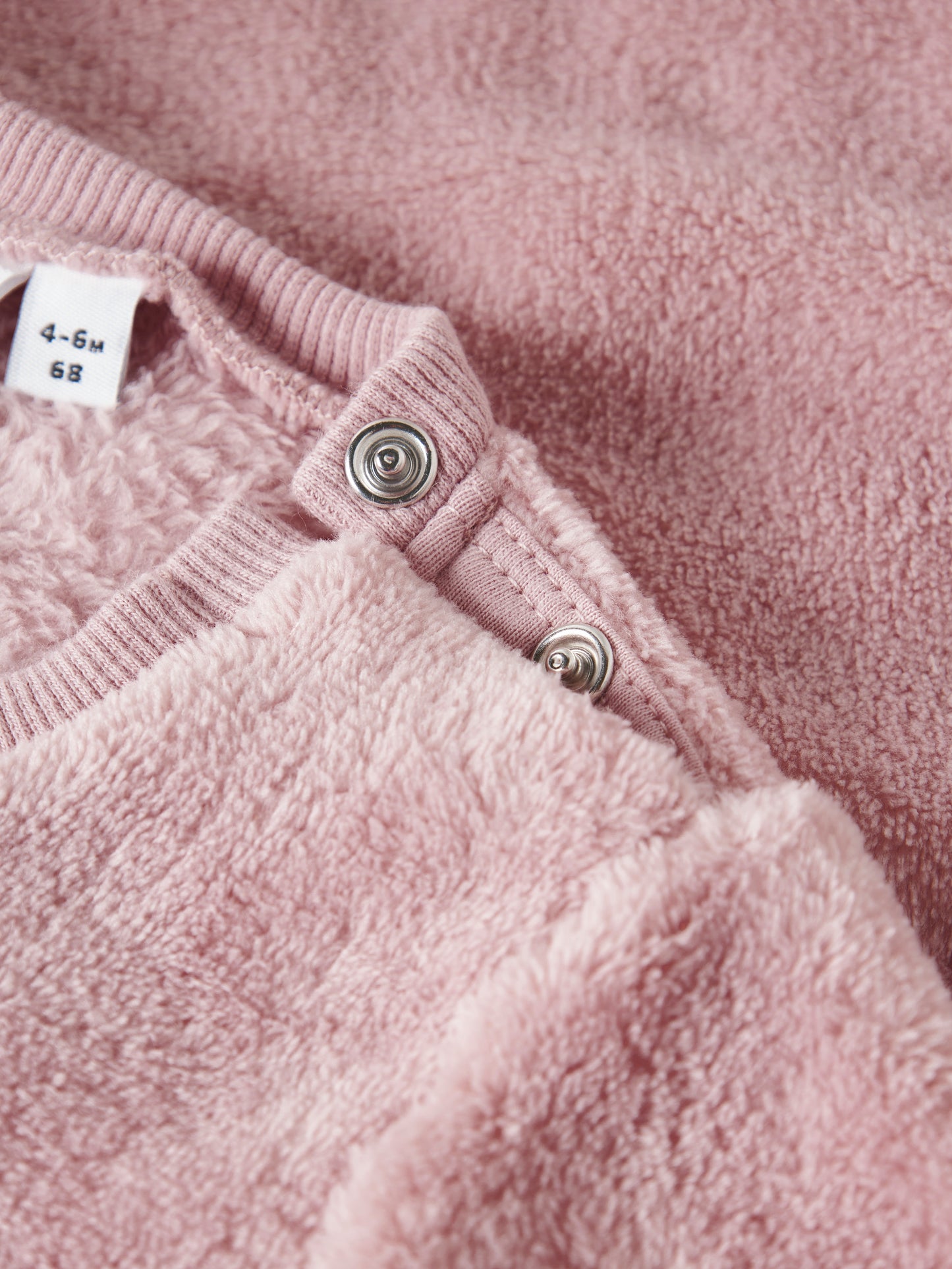 Sweatshirt Reh Name It in Burnished Lilac aus 100% recyceltem Polyester für Babys - Detailansicht
