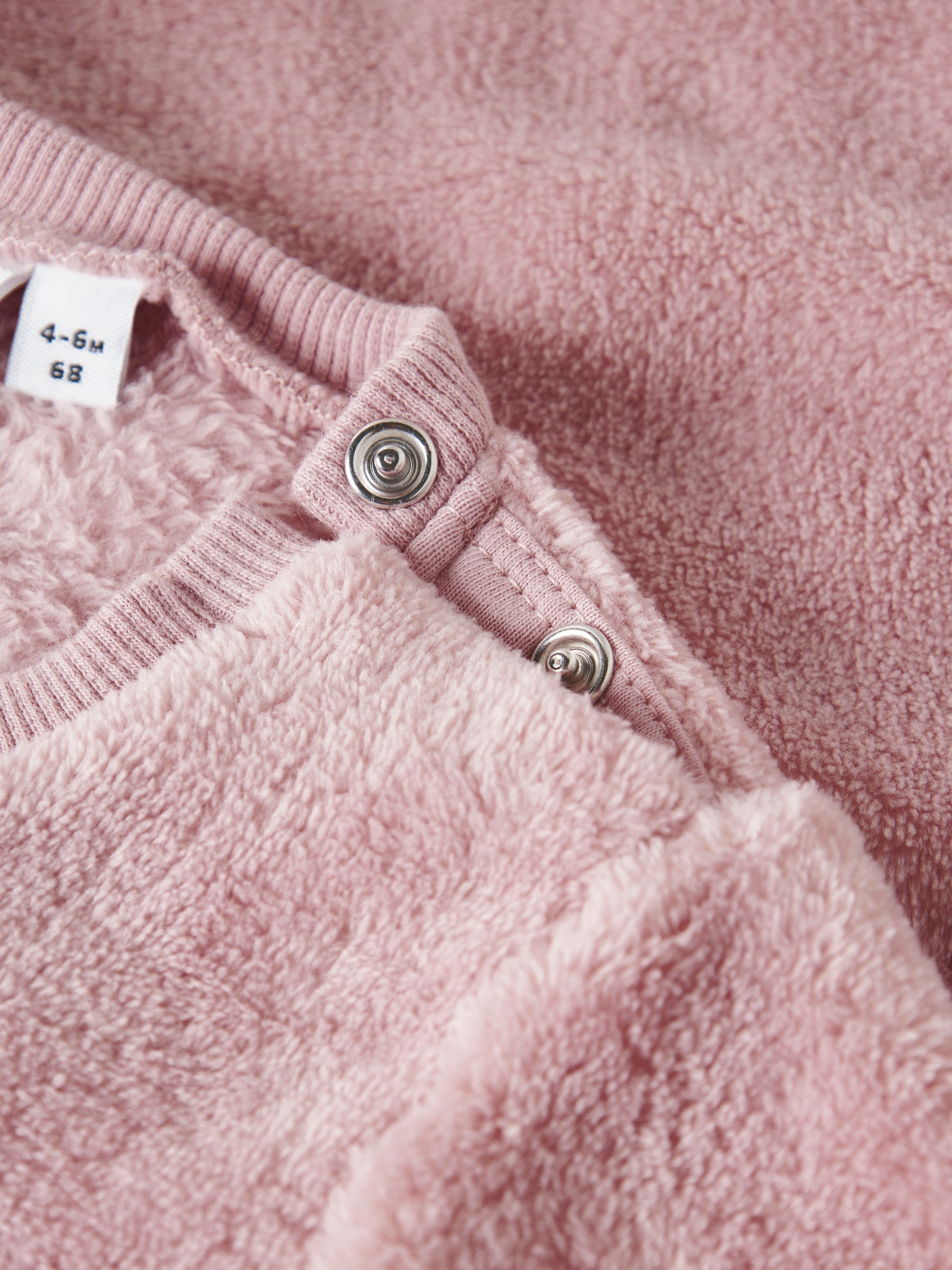 Sweatshirt Reh Name It in Burnished Lilac aus 100% recyceltem Polyester für Babys - Detailansicht