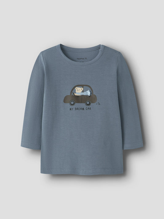 blaues langarmshirt mit einem auto und bärenmotiv zwei druckknöpfen an der schulter in der farbe flint stone von name it - vorderansicht