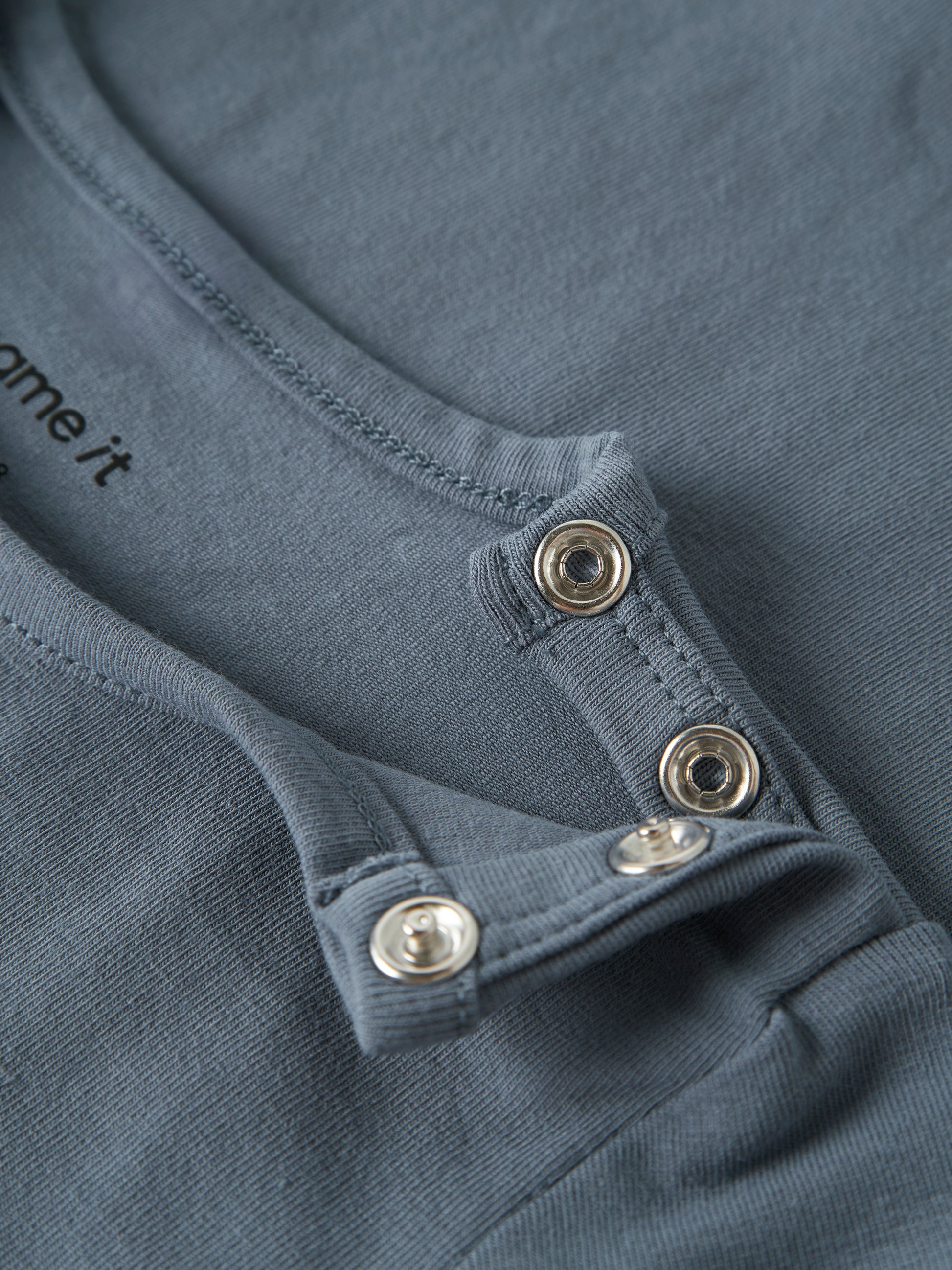 blaues langarmshirt mit einem auto und bärenmotiv zwei druckknöpfen an der schulter in der farbe flint stone von name it - detailansicht