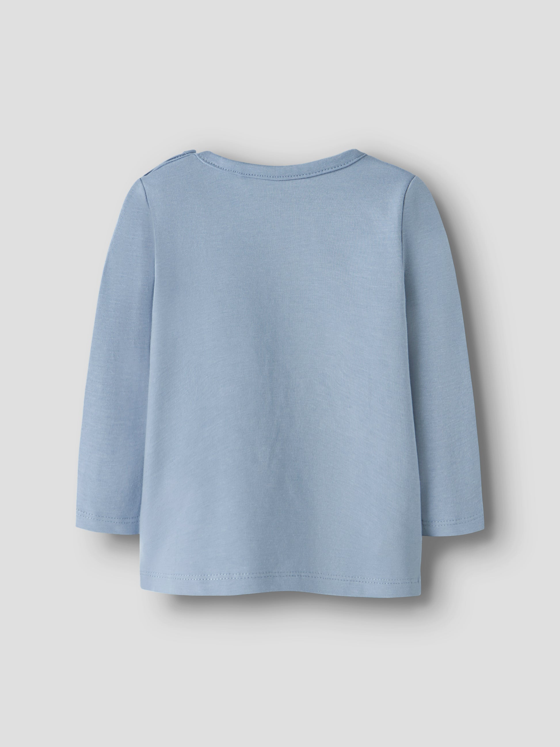 blaues Langarmshirt für Babys von name It mit Knöpfen an der Schulter und Traktormotiv - Rückansicht