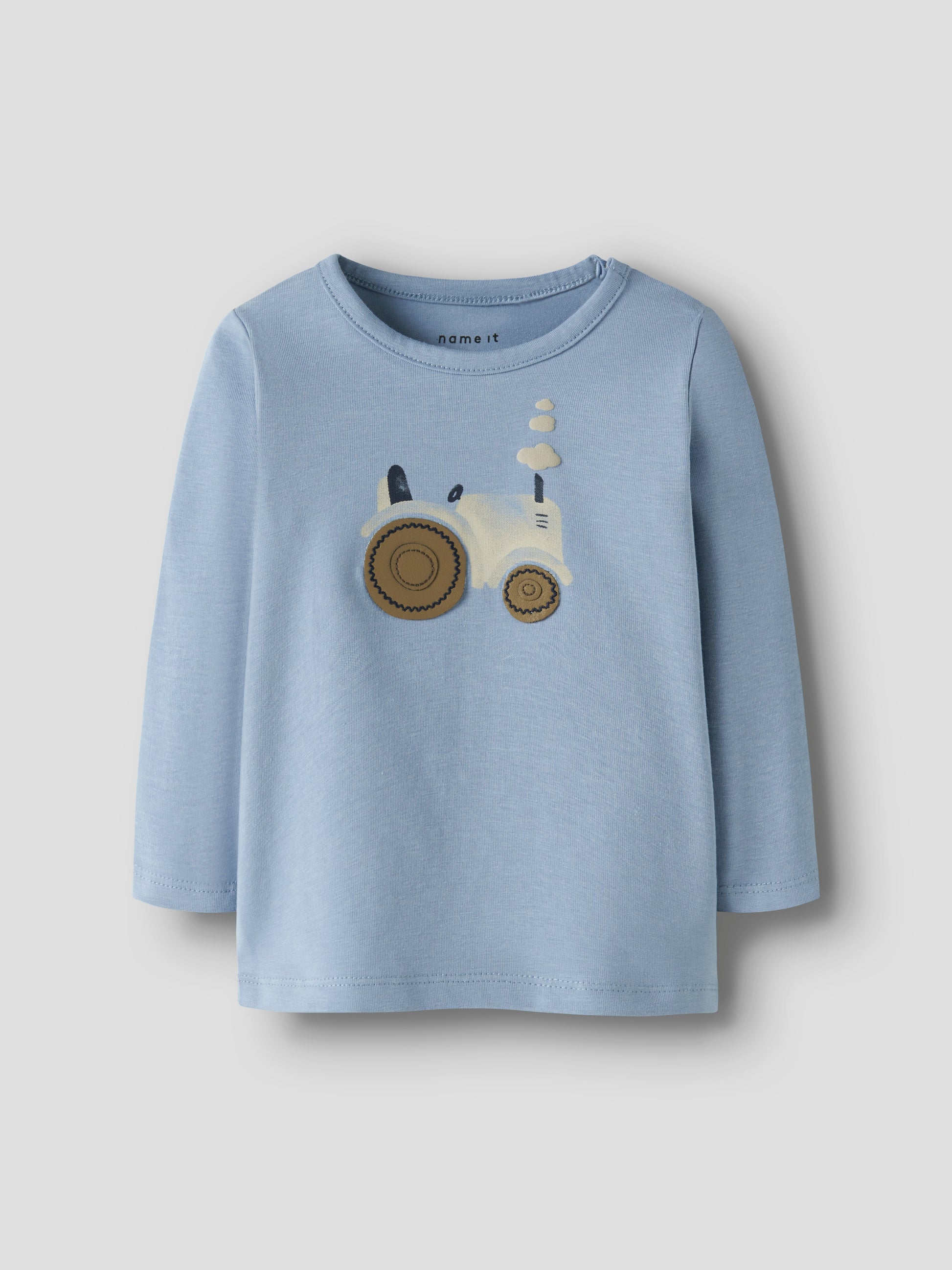 blaues Langarmshirt für Babys von name It mit Knöpfen an der Schulter und Traktormotiv - Vorderansicht