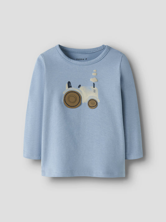 blaues Langarmshirt für Babys von name It mit Knöpfen an der Schulter und Traktormotiv - Vorderansicht