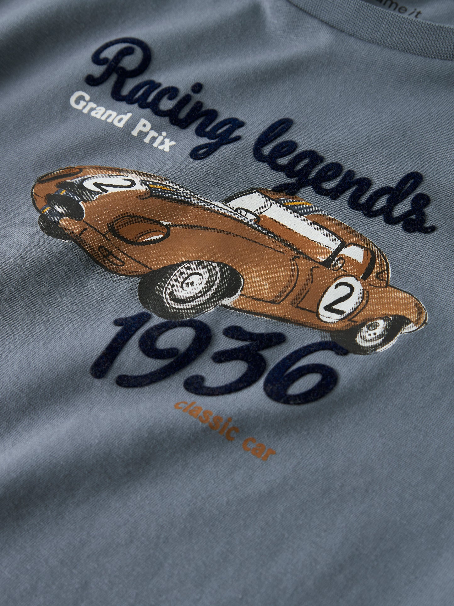 blaues Langarmshirt mit Racing Aufdruck von Name It aus Bio-Baumwolle und recycelter Baumwolle - Detailansicht