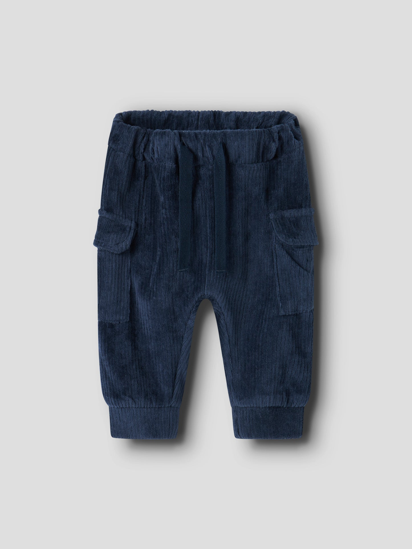 blaue Cordhose von Name it mit zwei Beintaschen aus Bio-Baumwolle und Polyester - Vorderansicht
