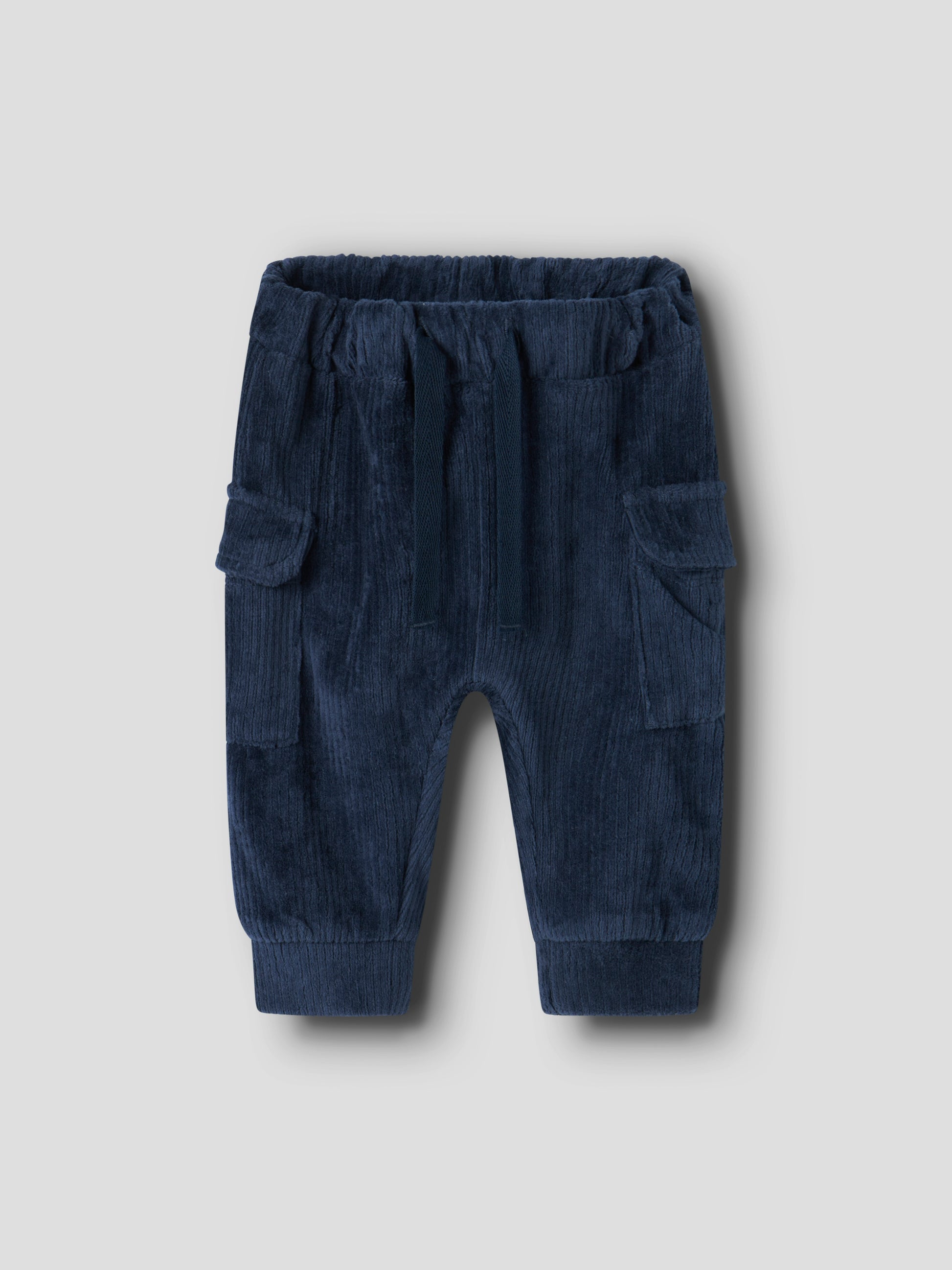 blaue Cordhose von Name it mit zwei Beintaschen aus Bio-Baumwolle und Polyester - Vorderansicht