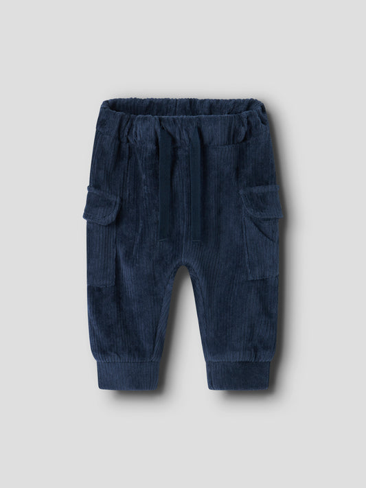 blaue Cordhose von Name it mit zwei Beintaschen aus Bio-Baumwolle und Polyester - Vorderansicht