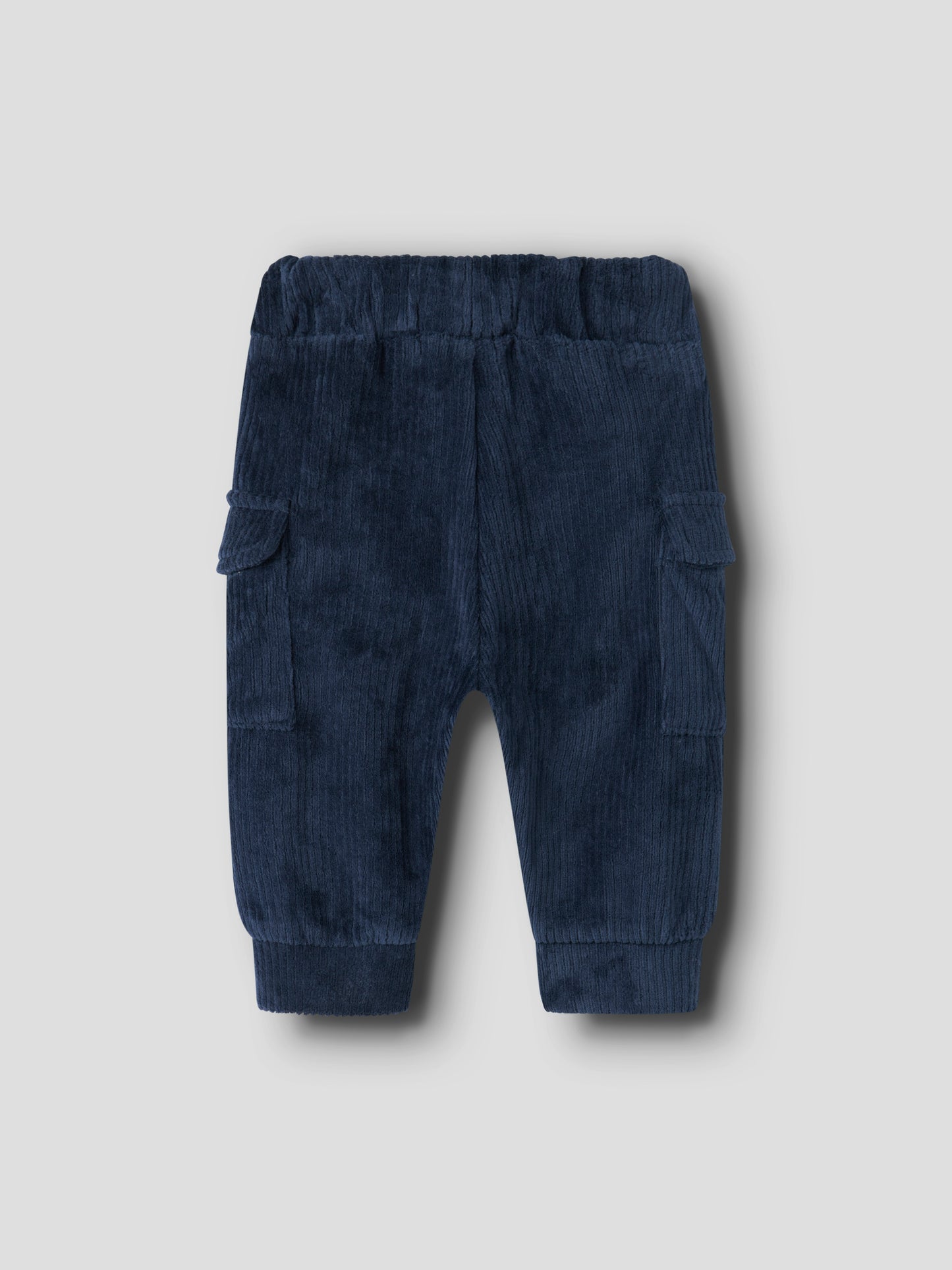 blaue Cordhose von Name it mit zwei Beintaschen aus Bio-Baumwolle und Polyester - Rückansicht