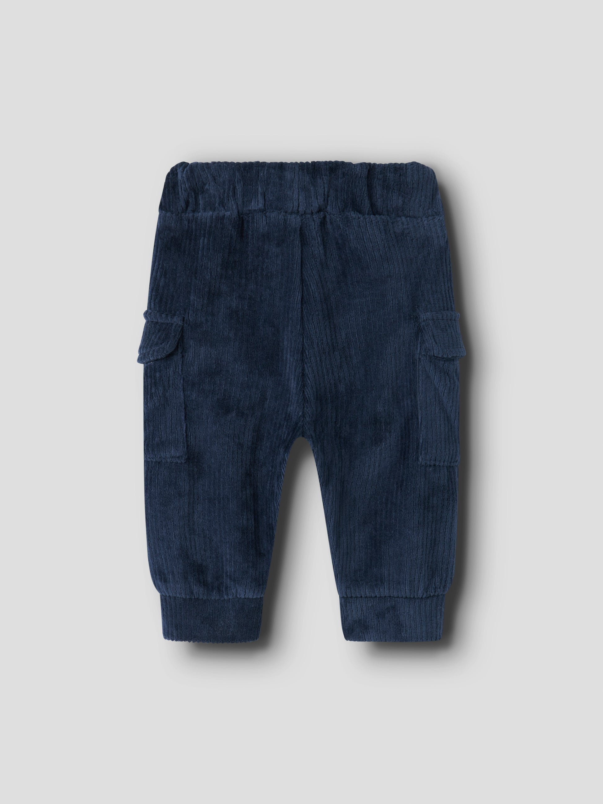 blaue Cordhose von Name it mit zwei Beintaschen aus Bio-Baumwolle und Polyester - Rückansicht