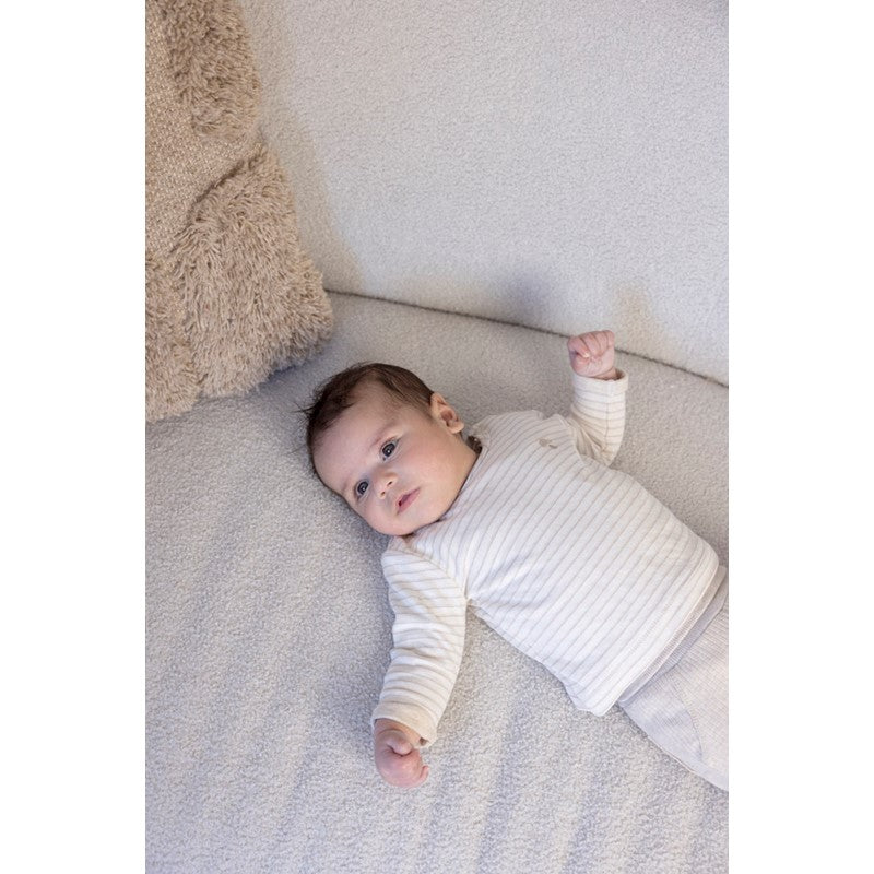 gestreiftes beiges langarmshirt mit kleinem pilzmotiv und zwei druckknöpfen an der schulter aus baumwolle von feetje - modellansicht