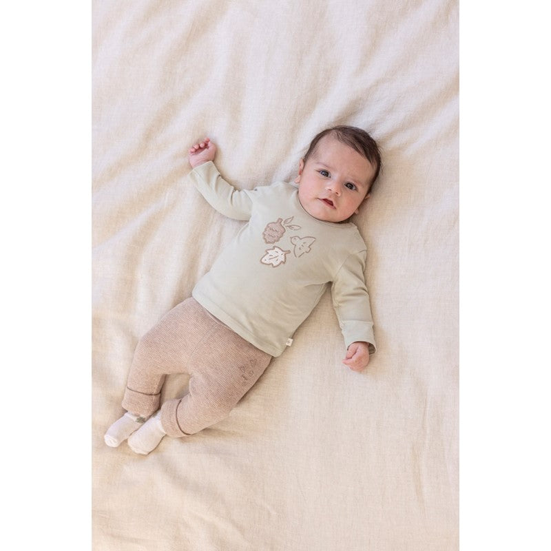 grünes langarmshirt mit zwei druckknöpfen und herbstlichem motiv von feetje aus baumwolle - modellansicht