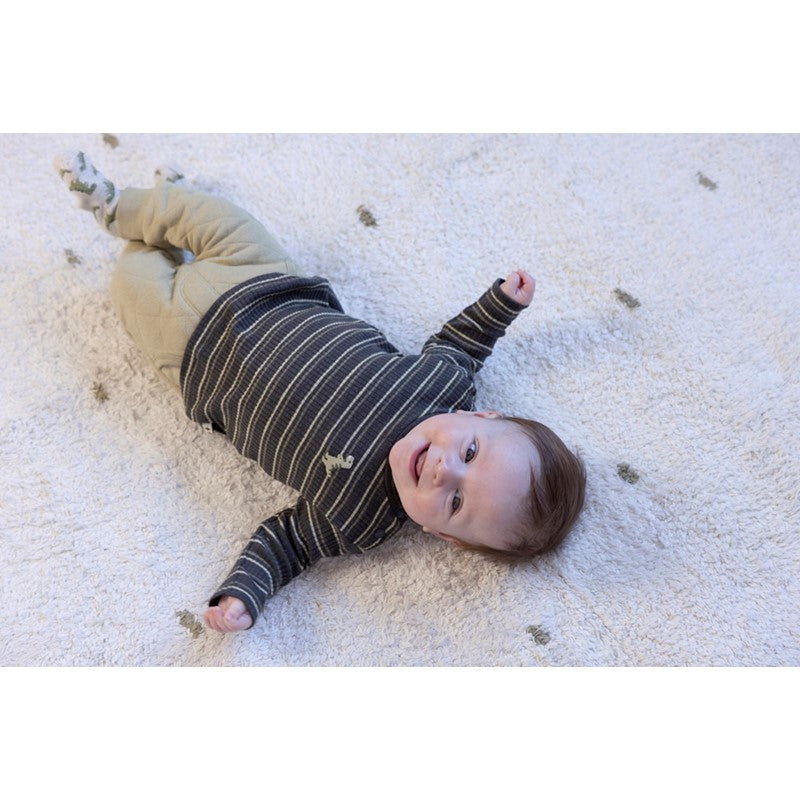 Gestreiftes braunes Longsleeve mit Dinomotiv und zwei Druckknöpfen an der linken Schulter von Feetje - modellansicht