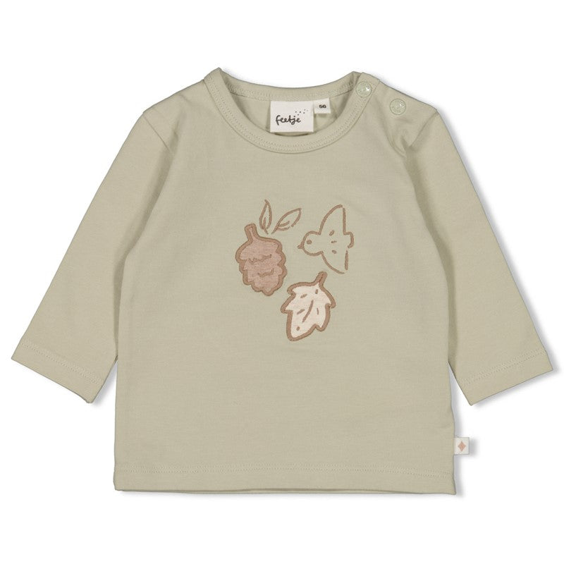 grünes langarmshirt mit zwei druckknöpfen und herbstlichem motiv von feetje aus baumwolle - vorderansicht