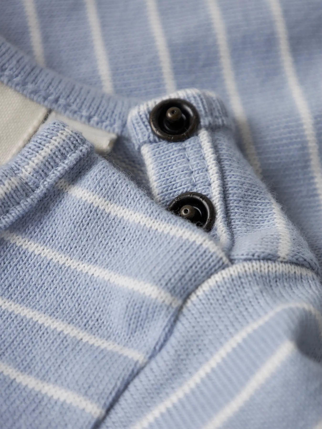 Hellblauer gestreifter Langarmbody von Lil' Atelier aus Bio-Baumwolle und Elasthan - Detailansicht