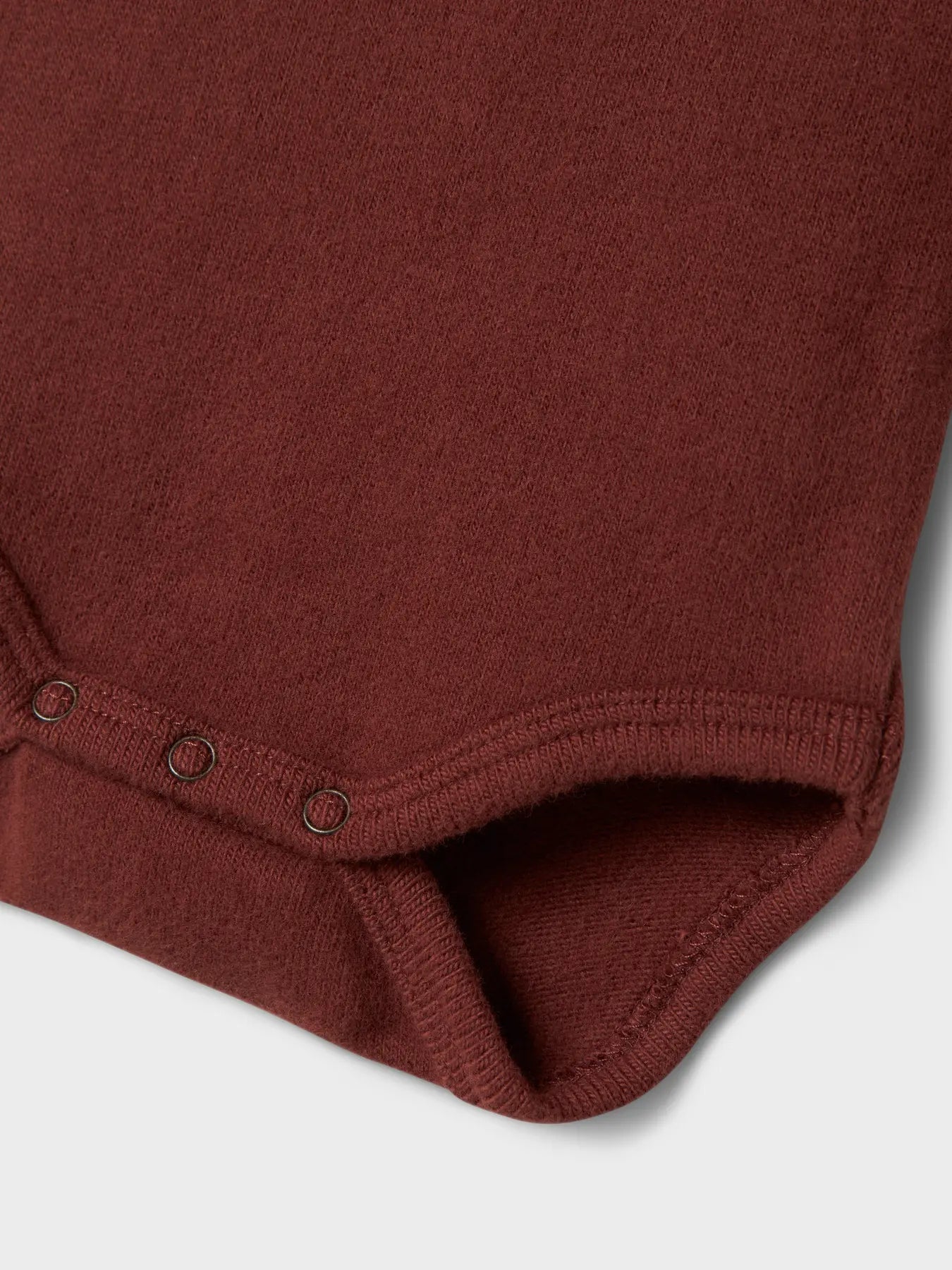 rotbrauner langarmbody aus baumwolle von lil' atelier - detailansicht