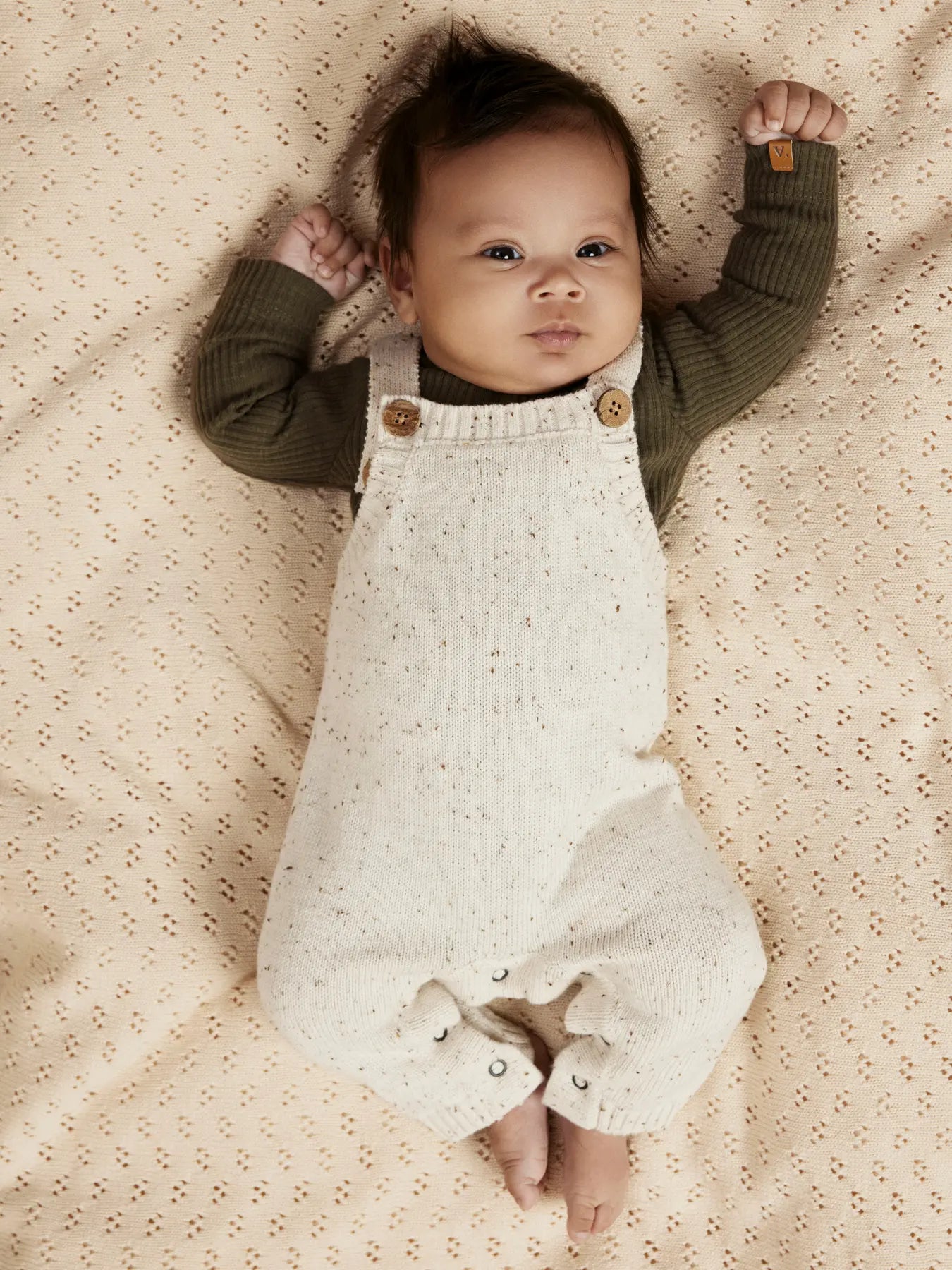 grüner langarmbody mit einem knopf an der brust für dein baby von lil'atelier aus bio baumwolle - modellansicht