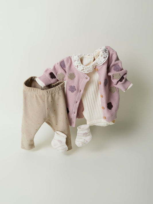 Flauschige Strickweste mit aufgenähten Blumenmotiven und Knöpfen vorn aus bio-baumwolle - Modellansicht