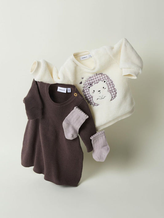 braunes bequemes langarmkleid für babys kinder und kleinkinder von name it und einem knopf an der schulter