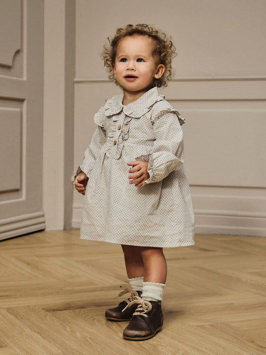 Gepunktetes Bodykleid mit Einsatz von Lil' Atelier drei Knöpfen und einem Kragen aus bio-baumwolle- modellansicht