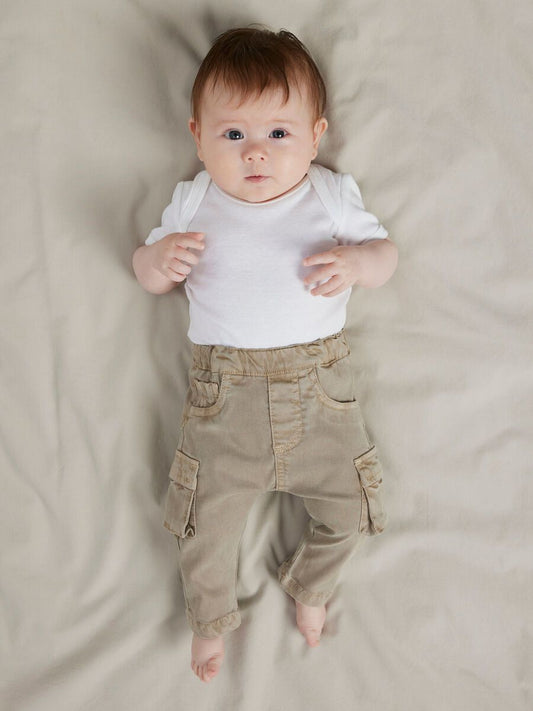 Name It Twill Cargo Hose für Babys - strapazierfähige Baggy Hose in Chinchilla mit praktischen Taschen