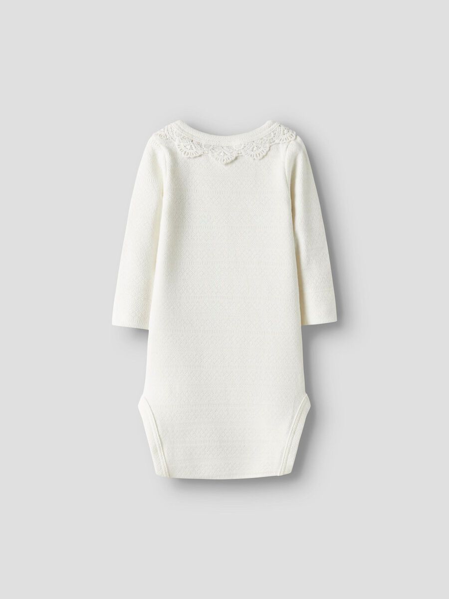 Lil' Atelier Baby-Body aus 95% Bio-Baumwolle mit Druckknopfverschluss und Rundhalsausschnitt in Größen 62-86
