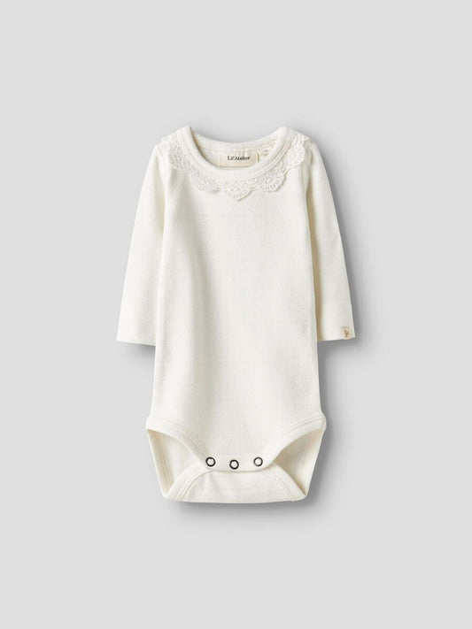 Lil' Atelier Langarmbody in Coconut Milk - Strick mit Lochmuster und Spitzendetails für Babys