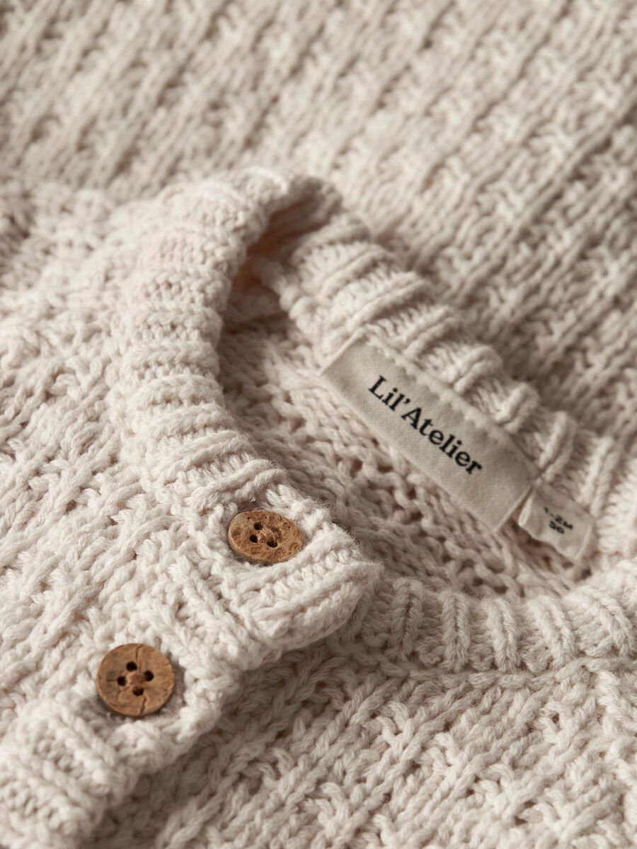  Lil' Atelier Flachstrick Cardigan Novelle Peach Detailansicht - zeitloser Look mit gerippten Ärmelbündchen und Saum, Regular Fit für Babys und Kleinkinder